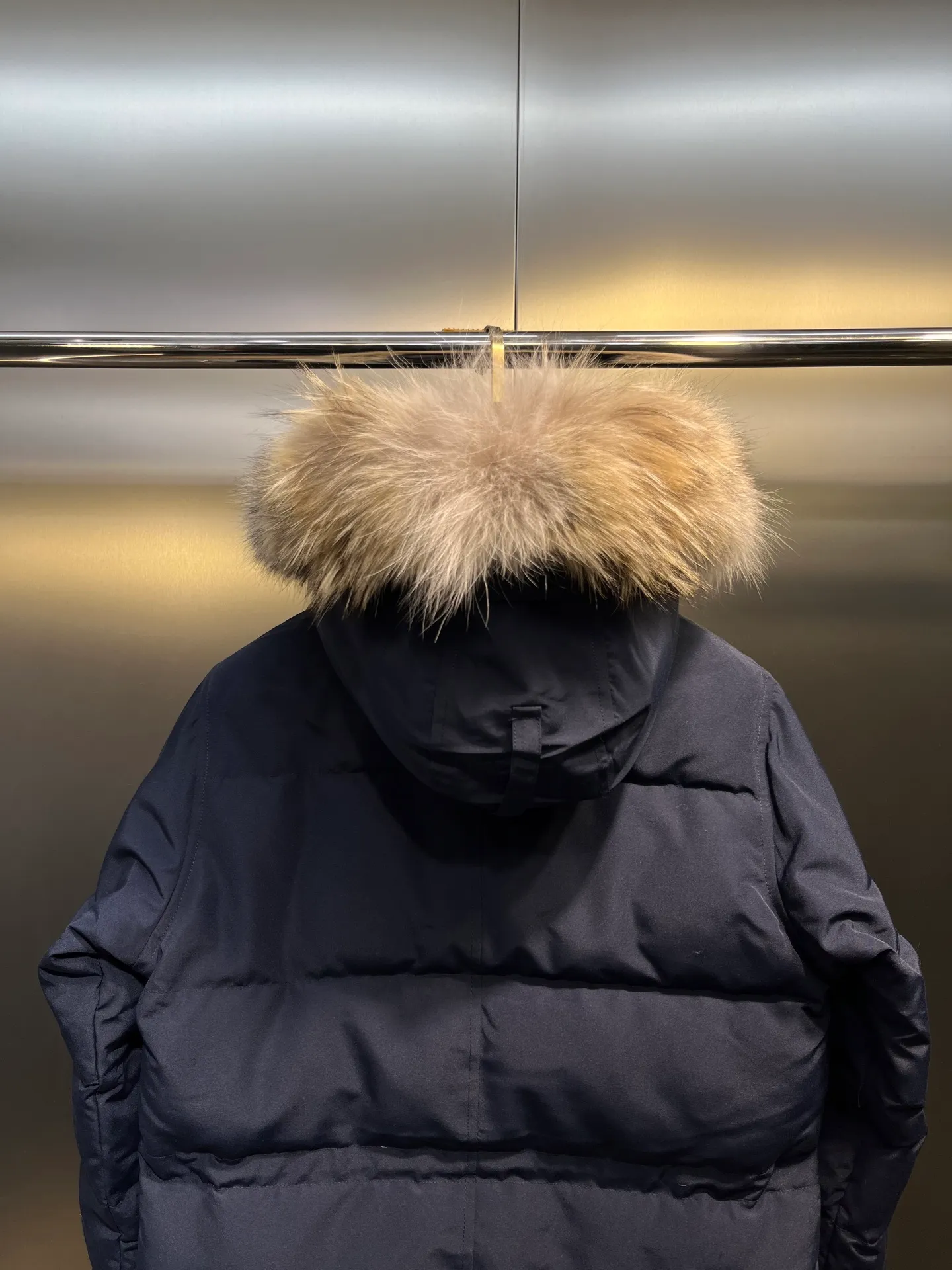 P860 Canada Goose Canada # Expedition04 Parker, a treasure of Canadian origin! Limited supply worldwide! Canada Goose Model 04 is a top-notch couple model, polar cold-proof outdoor series fur collar detachable hooded parka down jacket, the first Goose in 2024. I hope my partners like the top quality, and I hope everyone can evaluate it together! The most popular cool items of the Big Goose family in 2024 are online. The same popular product of Yi Yang Qianxi is said to be a joint limited edition Big Goose that cannot be bought in autumn and winter. If you dislike the sameness of the Big Goose in the past, then this model will definitely give you a different experience! This year's most powerful couple's collection for autumn and winter is online, a top-notch luxurious ready-to-wear style, paired with an outdoor warm down jacket with great style and charm! The most standard and classic items of the Daye family in the past two years are equipped with unique reflective stripes for embellishment, which further shows the high-end fashion performance effect. With the embellishment of hardware buckles, it has excellent performance effect. The upper body is clean, simple and elegant, even for urban leisure. It is suitable for various occasions. Designed with large pockets, this model has a large capacity and is equipped with reflective stripes, making it safer at night. It is suitable for various adventure activities. It is made of windproof and waterproof technical materials. The interior is filled with full white duck down, which is absolutely cold-proof and warm. It also has a stand-up collar design and fine fluff at the collar, with meticulous attention to detail! The charm of this model is also more spiritual, and the upper body has more temperament and specifications. It perfectly shows the ultra-high standard of fashionable performance of this model, integrating outdoor and life, and you can even create high-street wear! The most pinnacle limited-edition goose that we have presented so far, both in terms of design and detailed materials, it is completely outstanding. The grand and evergreen version design is matched with cool reflective elements. The overall appearance can be said to be quite high, and it has that kind of powerful outdoor performance! It combines high-end casual attributes with high-street style. It is high-grade, domineering, warm, and beautiful. The visibility of the upper body is quite strong, and the configuration of the owl element is highly brand-recognizable. It fully complements the overall brand performance and visual effects, and also has the high-end sense of fashion and fashionable performance. It is a must-buy product because it is the most awesome down brand on the planet and one of Canada's three national treasure brands. It is also a sentimental down luxury brand. In the field of polar cold-proof clothing, Goose has made an irreplaceable contribution... Size: xs s m l xl